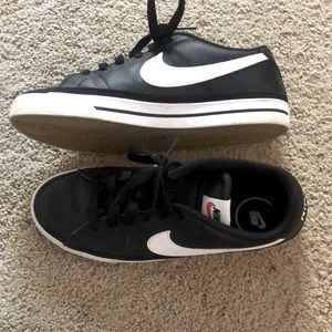 Nike black/white court legacy shoes: Mens 8. Excellent condition